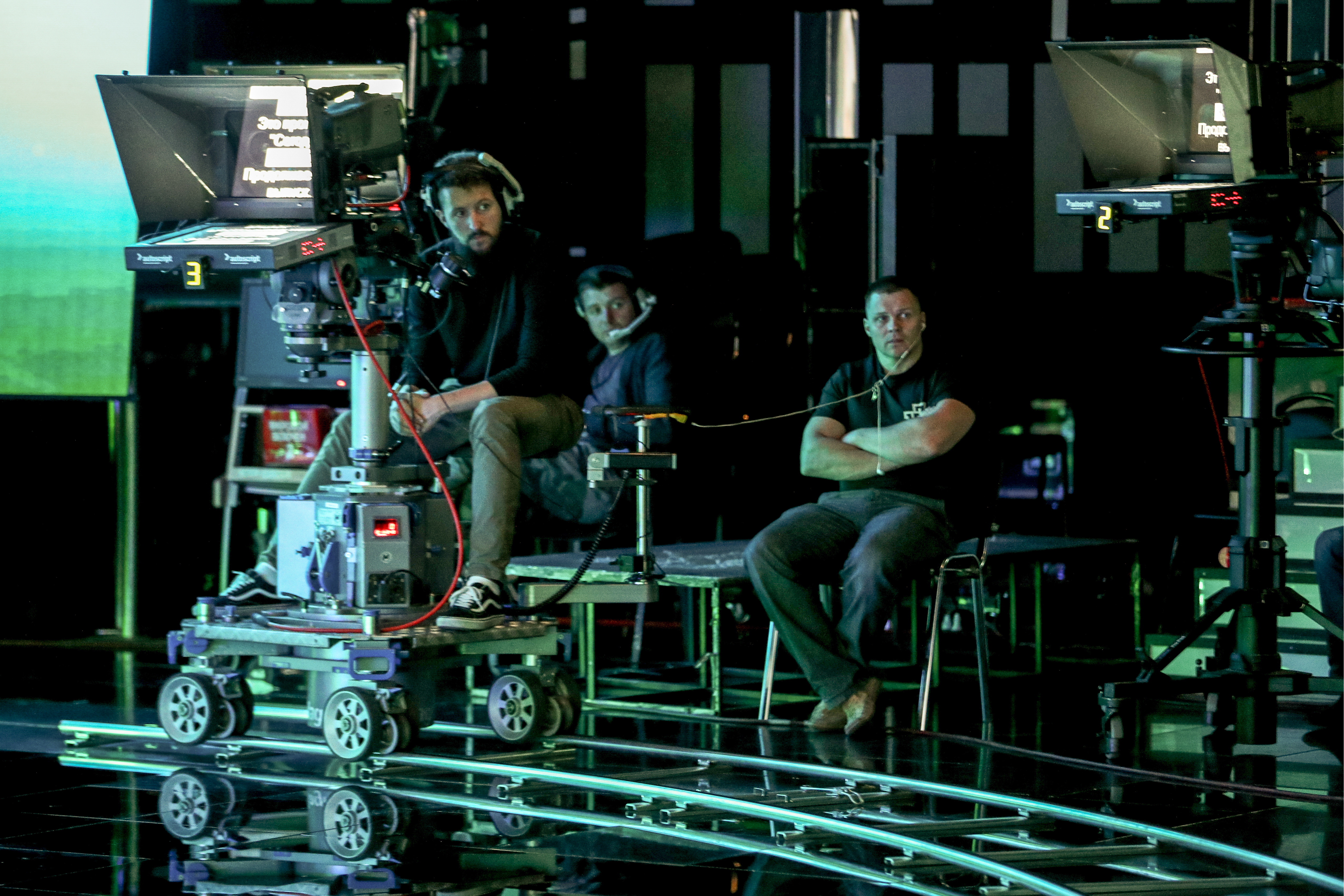 Студийные операторы во время прямого эфира. Фото: Михаил Терещенко/ТАСС