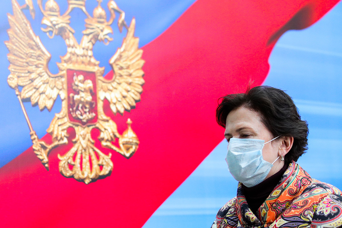 Распространение коронавирусной инфекции в России можно сдержать, соблюдая несложные правила. Фото: Сергей Бобылев/ТАСС