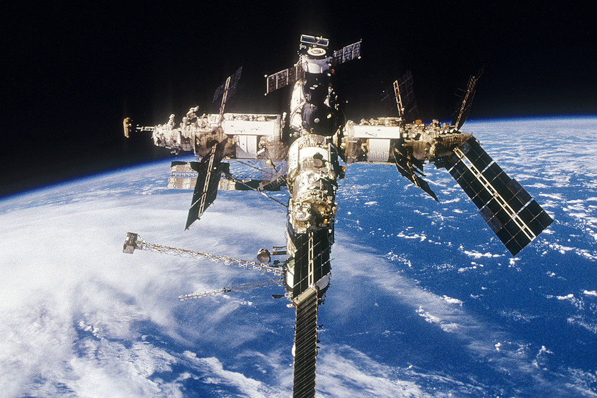 Станция "Мир" на орбите Земли за пару лет до затопления. Фото: ТАСС