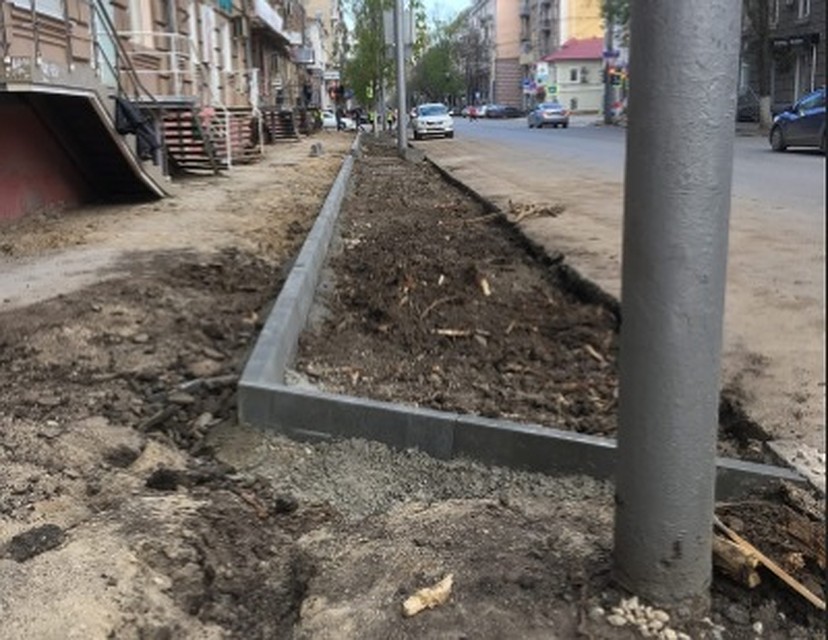 С новыми тротуарами уходят зеленые насаждения