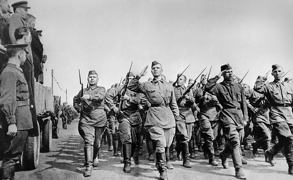 Солдаты направляются на фронт. Москва, 1941 год. Фото: ТАСС