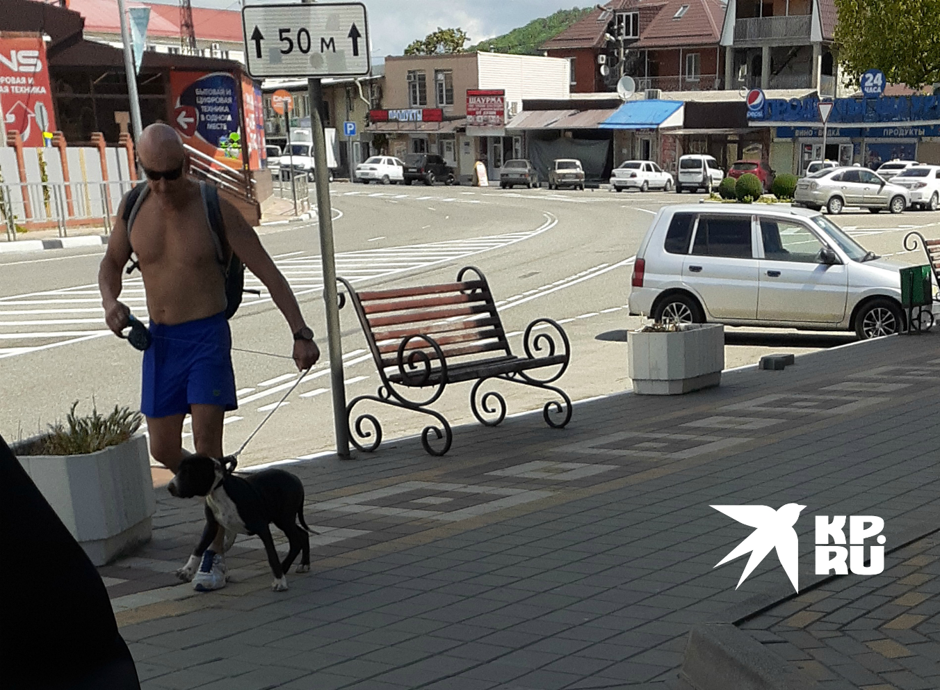 Голые торсы и женские прелести - нормальное явление