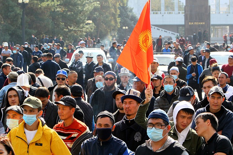 В Киргизии уже освистывают людей, посмевших на митинге говорить на русском