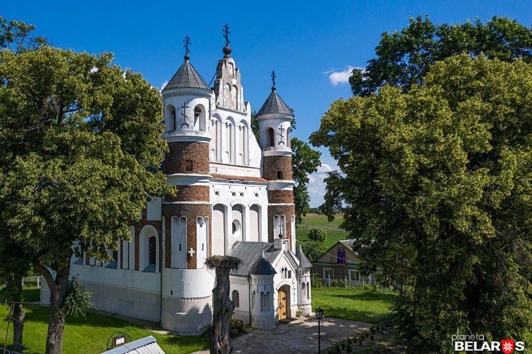 Толщина стен церкви в Мурованке - до двух метров! Фото: Сергей Плыткевич.