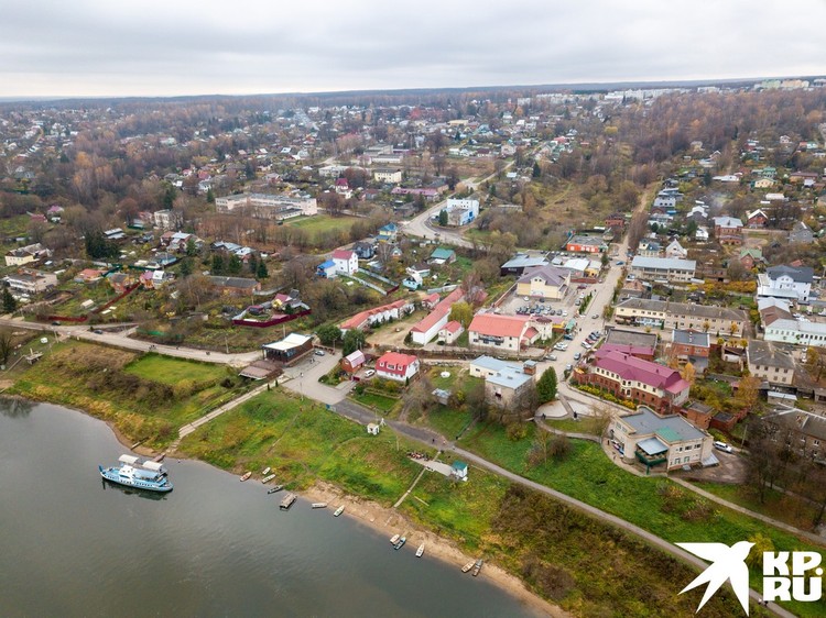 Таруса - живописный город на Оке в 120 км от Москвы.