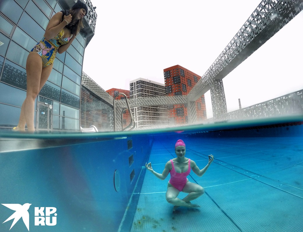 Парни и девушки приходят плавать, несмотря на бодрящий морозный воздух.