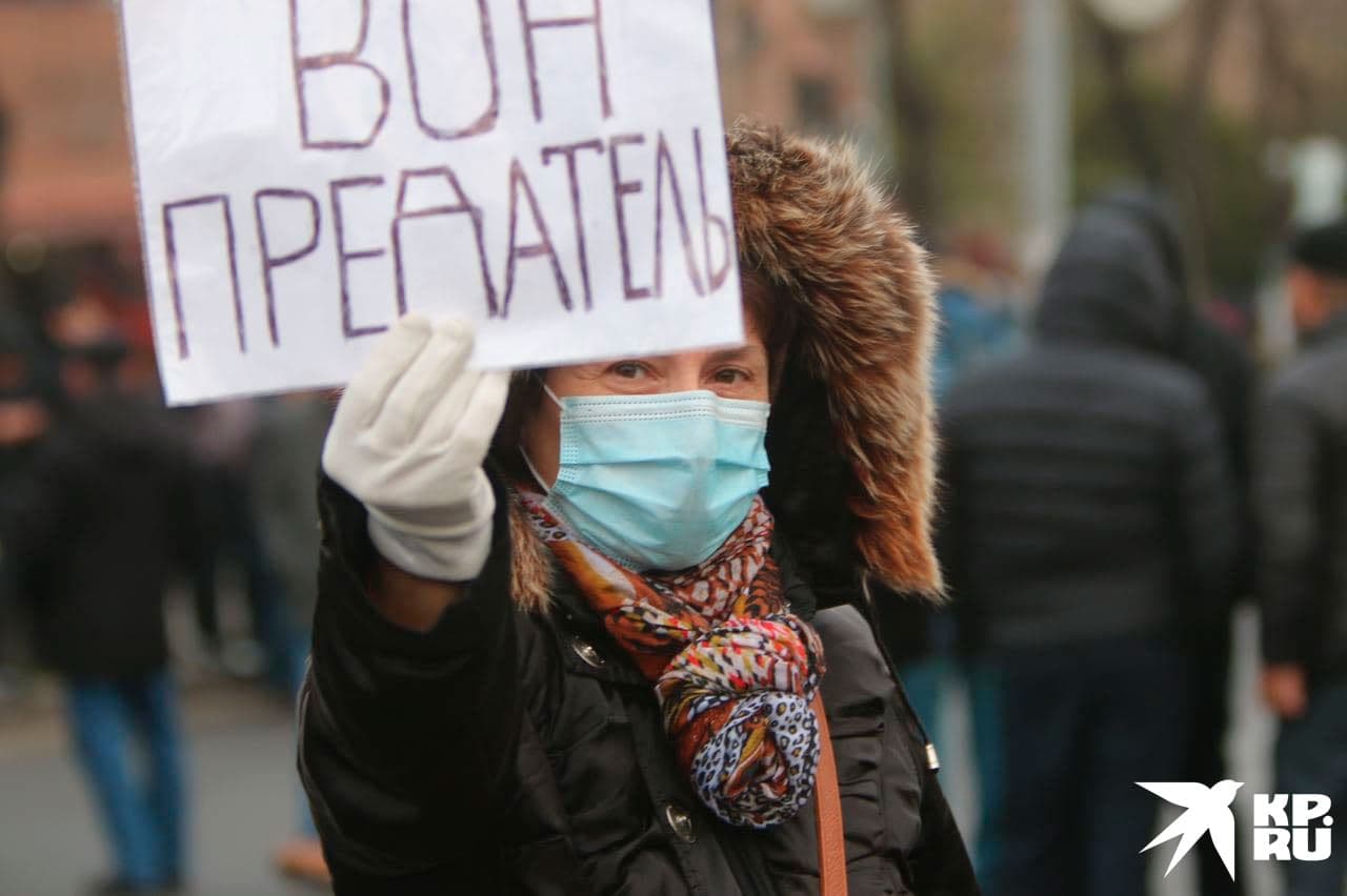 Среди плакатов на митинге оппозиции нашлись и воззвания на русском.