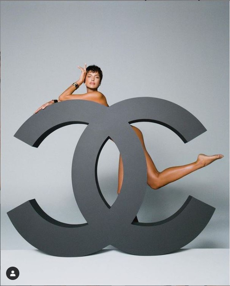 35-летняя супермодель снялась обнаженной, позируя за огромным логотипом Chanel. Фото: Инстаграм.