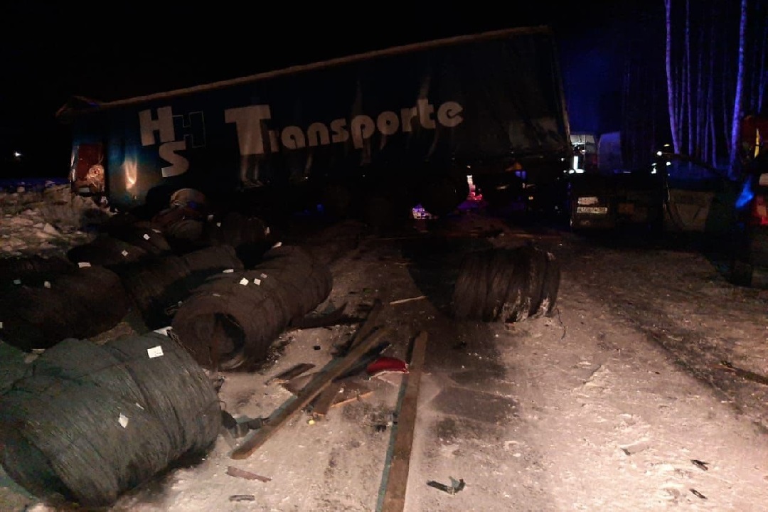 Груженая стальной проволокой фура вылетела с дороги. Фото: УПРДОР "Северо-Запад"