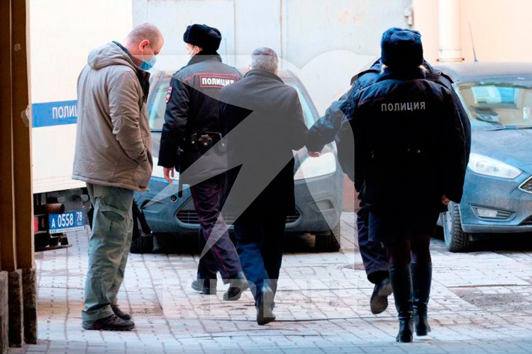Медика привезли в суд в наручниках.
