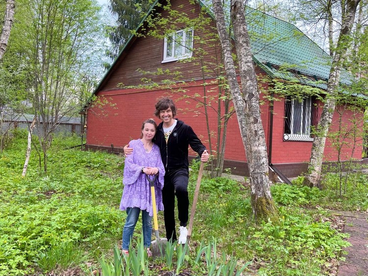 Известный ловелас Прохор Шаляпин и наследница знаменитой советской актрисы Людмилы Гурченко Елена Королева провели минувшие выходные на даче.