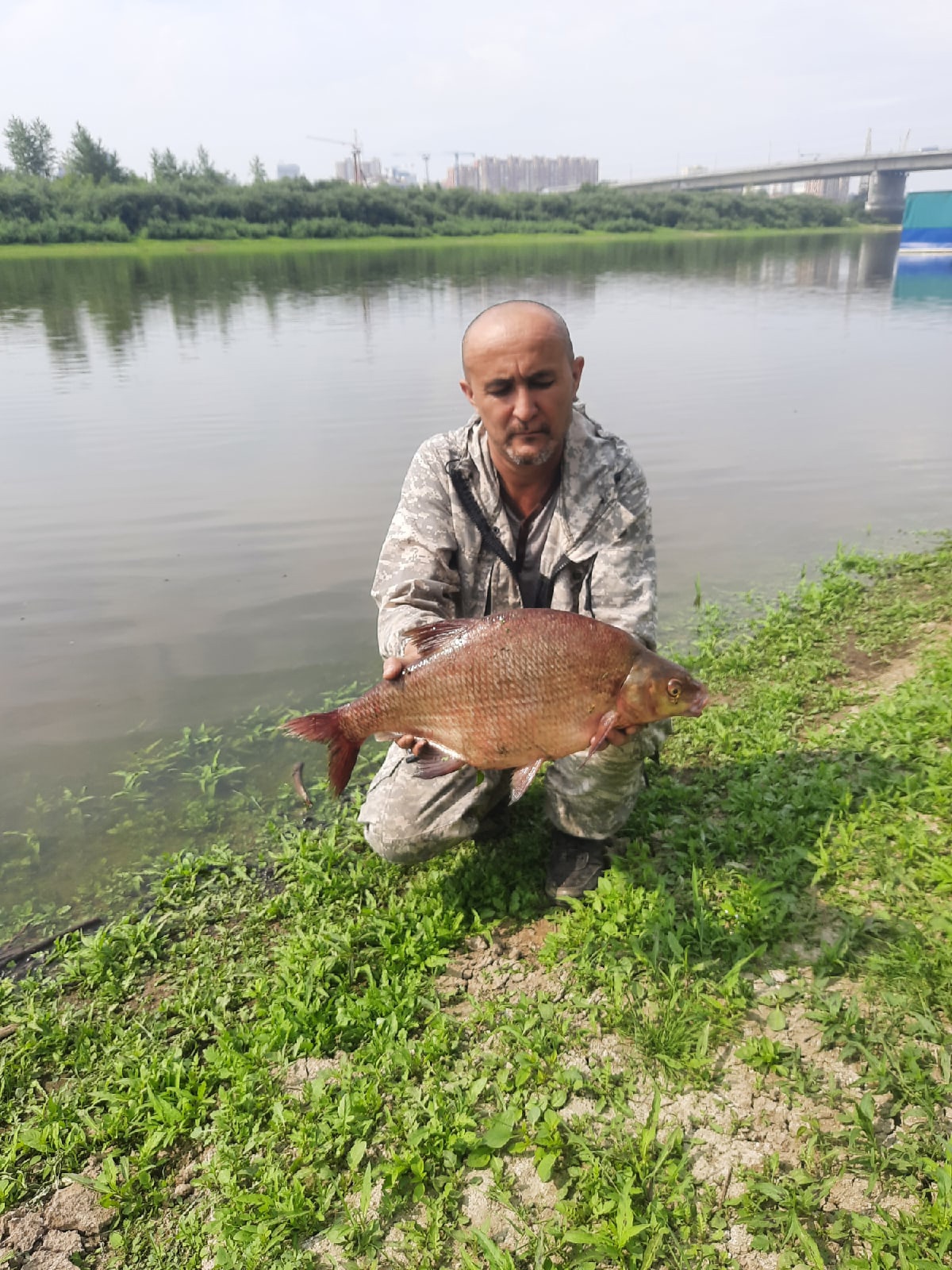 Азиз говорит, рыба осторожничает. Но свое он выловил