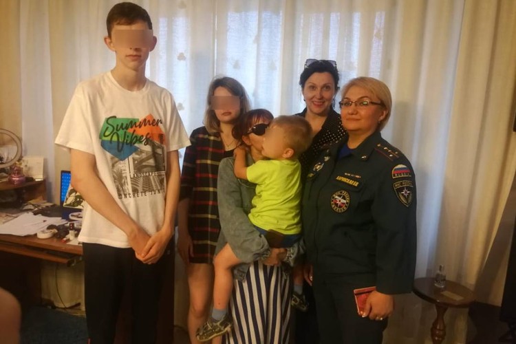 Спасители с женщиной и ее ребенком.