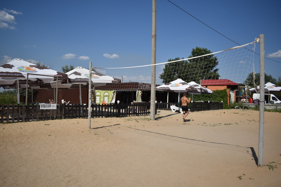 Большой компанией можно посидеть в беседке или поиграть в волейбол. Фото: СЕЛИМОВ Артур