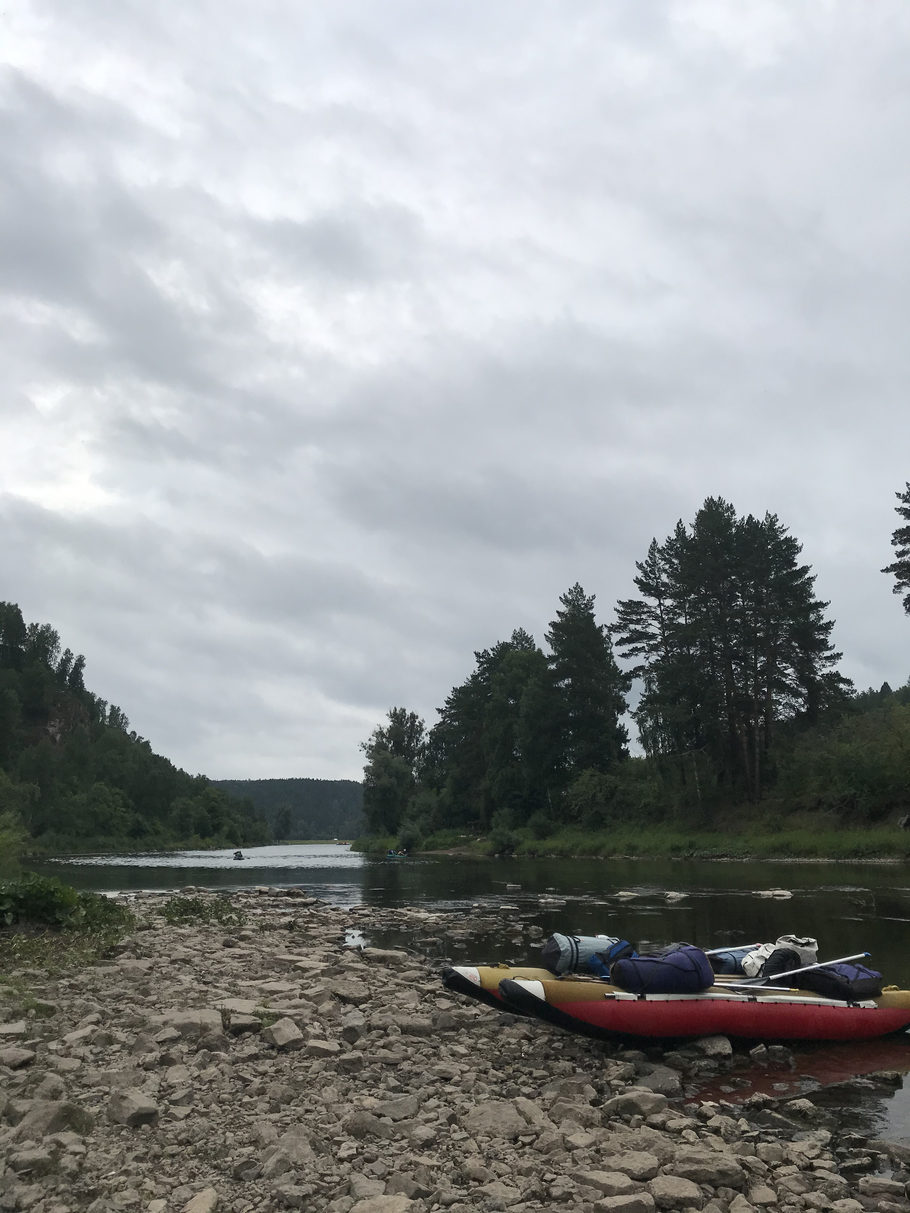 У подножья пещеры туристы разбивают лагерь