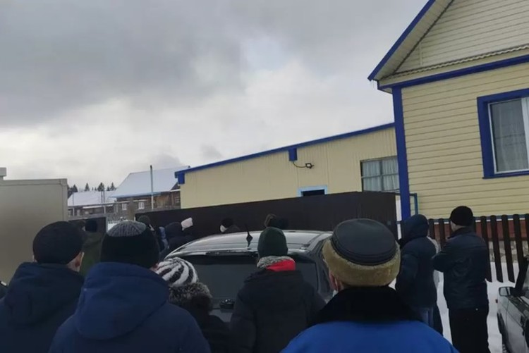 Проститься с убитой семьей пришло почти все село.