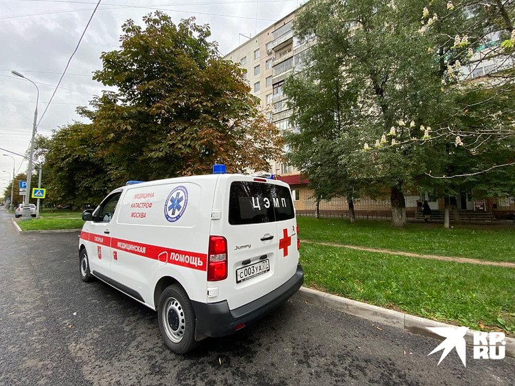 Из квартиры, где погибли люди, изъяли продукты, образцы воды и вещи погибших