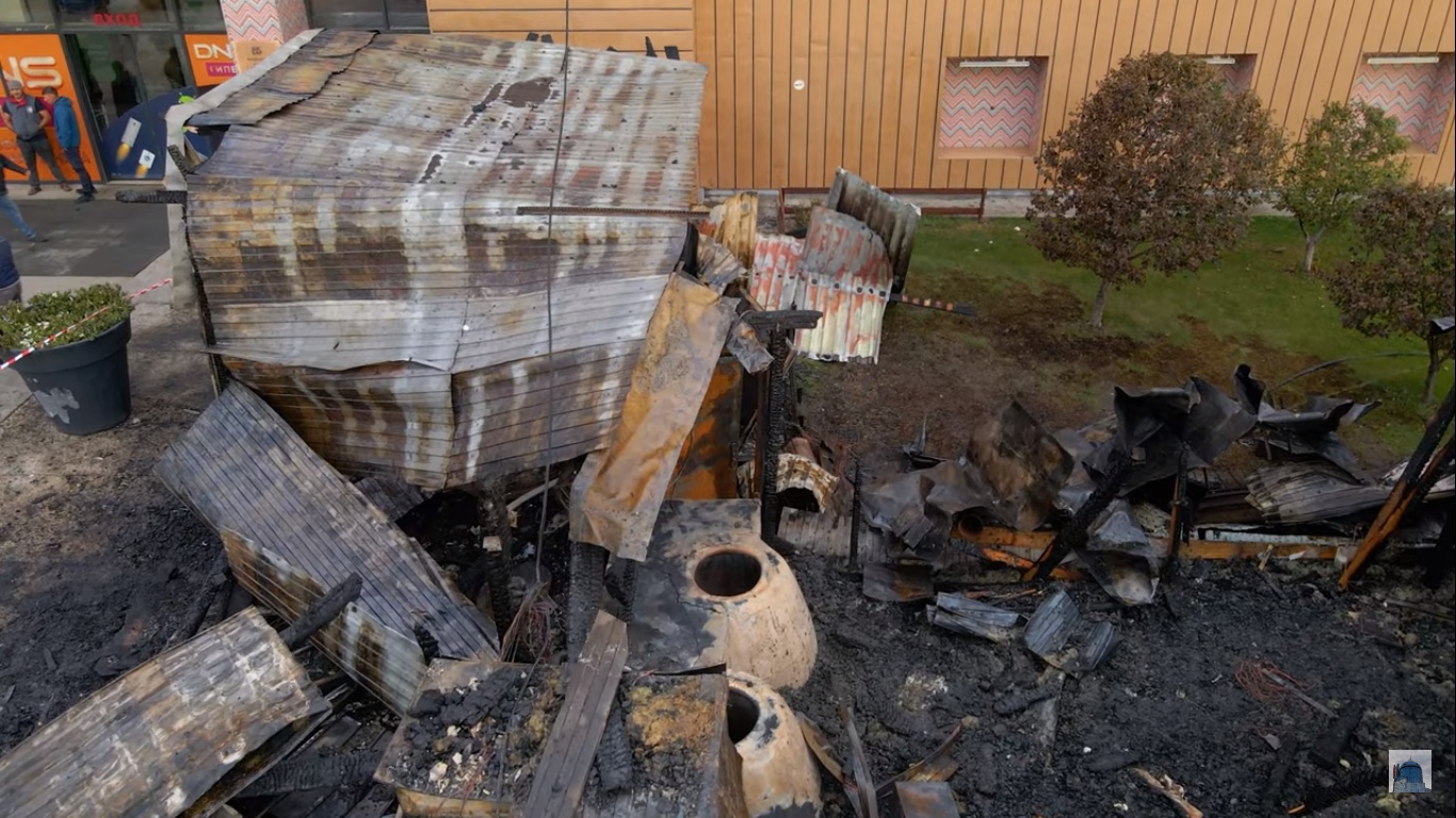 Все, что осталось от торговых павильонов. Фото: скрин видео