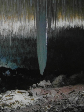 Тысячи тончайших сталактитов свисают с потолка Октябрьской