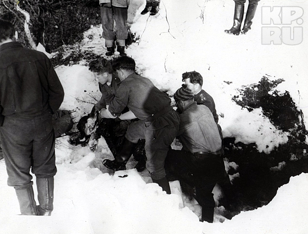 Военные вынимают из ручья труп одного из четырех туристов