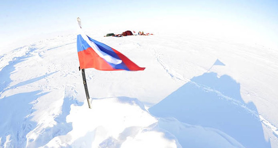 Флаг северного полюса. Флаг России в Арктике. Флаг России на полюсе