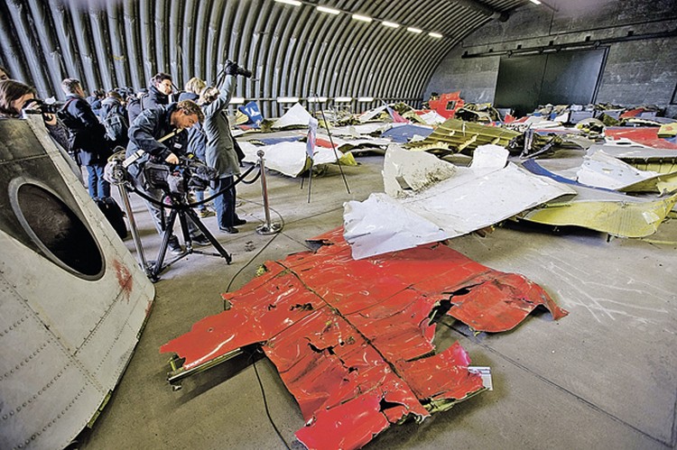 Версия о заложенной в самолет бомбе расходится с заключениями остальных экспертов. Фото: AP Photo