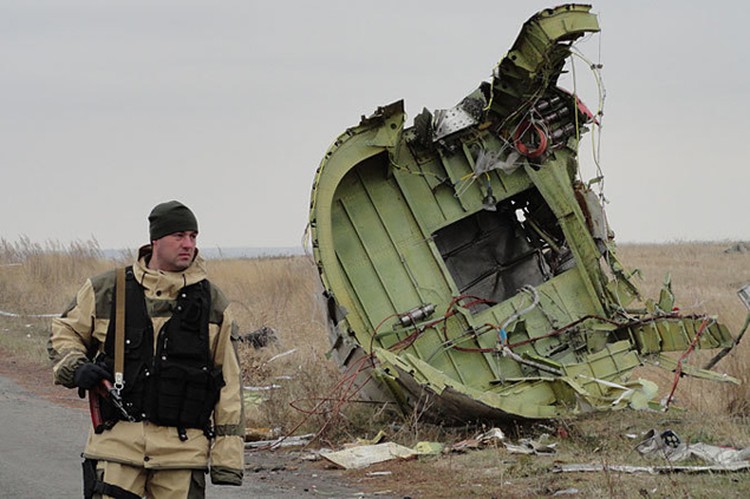 Основных версий, которые рассматривает сейчас Следственный комитет России, две.