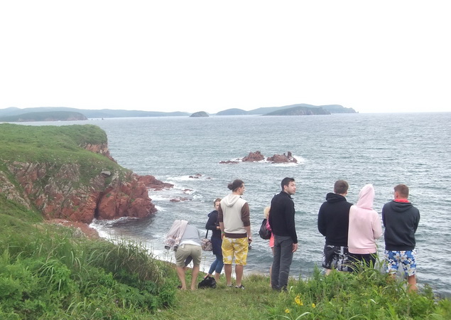 С отвесной скалы страшно даже смотреть вниз, не то, что прыгать