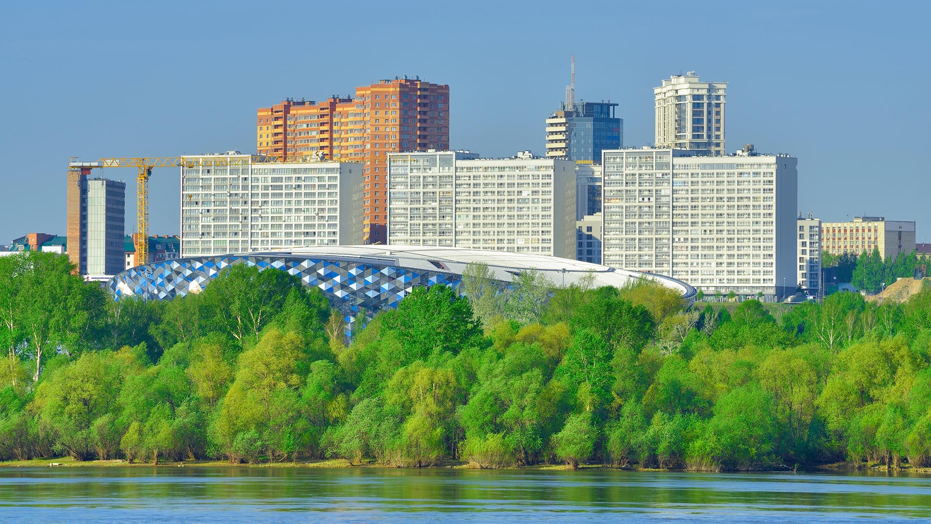 Сибирь-Арена в Новосибирске на берегу Оби. Фото: Arh-sib / Shutterstock / Fotodom