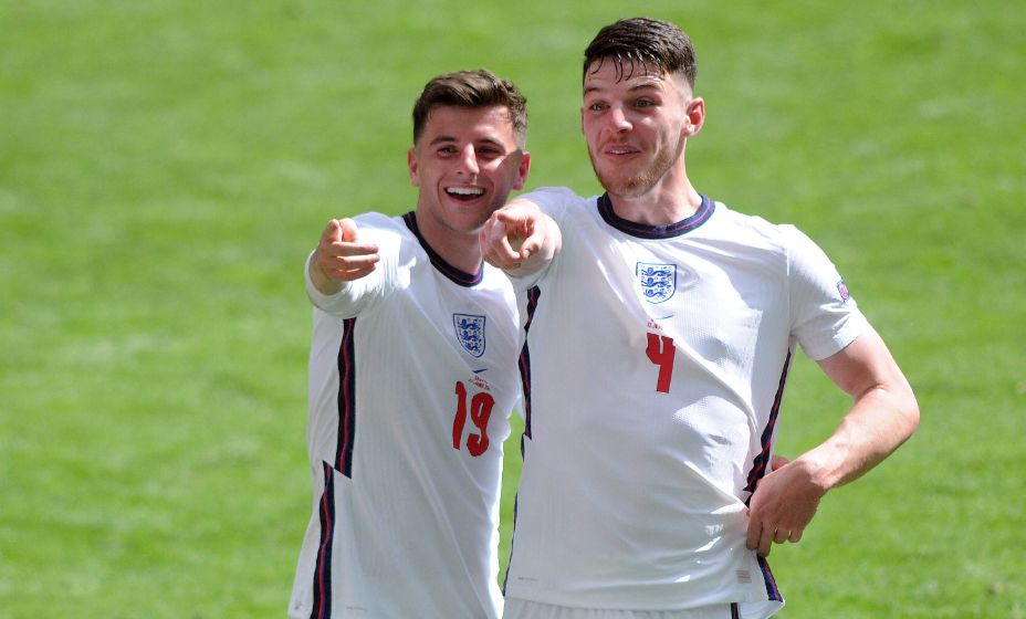 У англичан Мэйсона Маунта и Деклана Райса хорошее настроение перед матчем плей-офф Евро-2020. Фото: Global Look Press