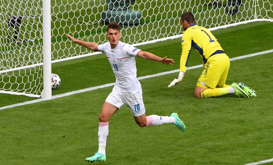 Чех Патрик Шик празднует гол. Фото: Reuters