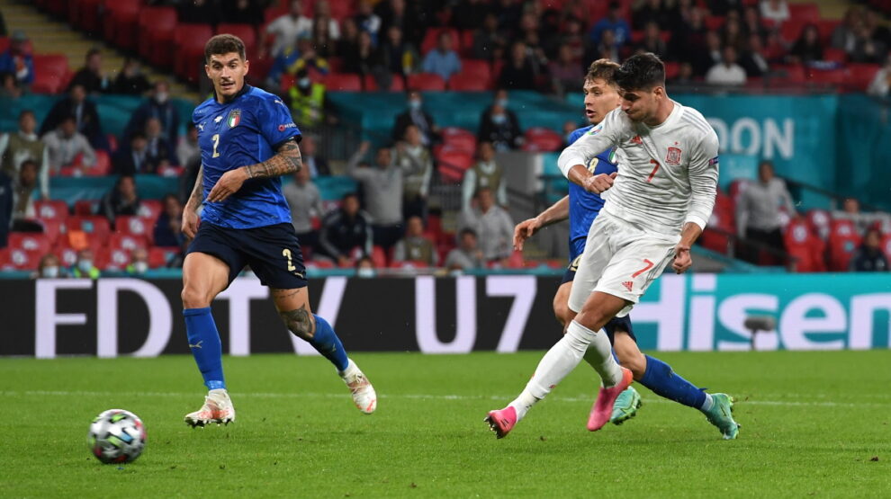 Италия - Испания Мората забивает