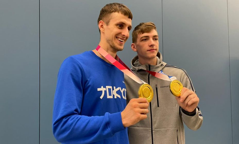 Чемпионы Токио-2020 Максим Храмцов (слева) и Вячеслав Ларин вернулись в Москву. Фото: Денис Акинин