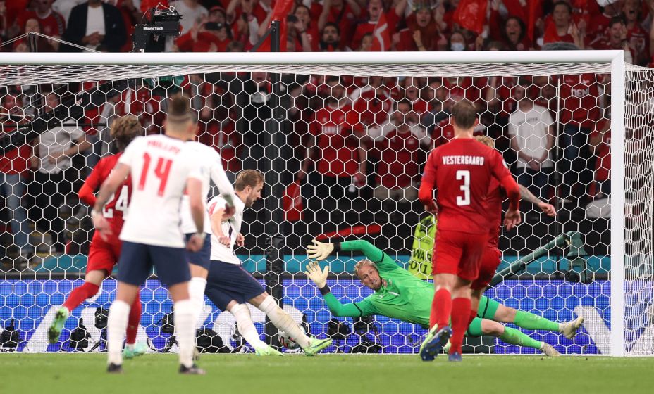 Кейн добивает мяч в ворота Дании, после того, как первый удар форварда англичан отразил вратарь Шмейхель. Фото: Global Look Press