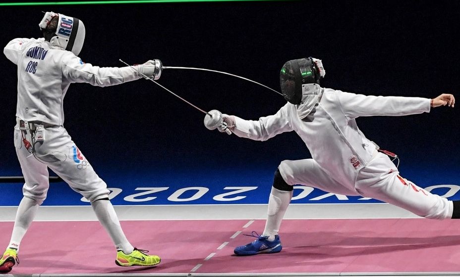 Российский шпажист Павел Сухов ловит соперника на выпаде. Фото: Reuters