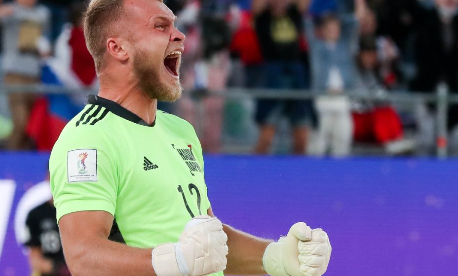 Сэйв вратаря Денис Пархоменко в серии пенальти вывел сборную России в финал ЧМ-2021. Фото: ТАСС