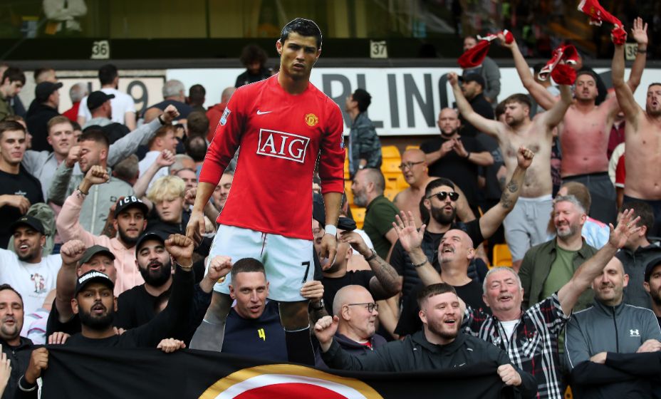 Болельщики «МЮ» празднуют возвращение Роналду. Фото: Reuters