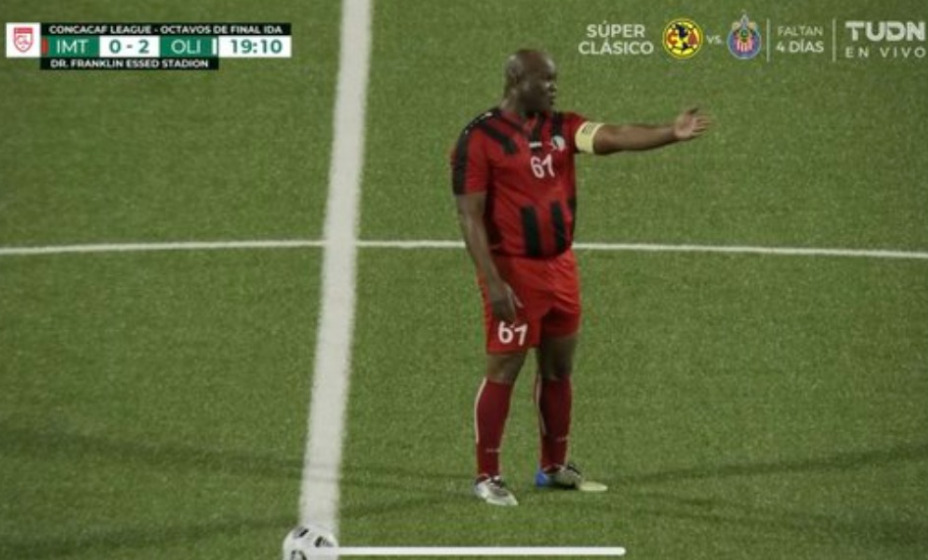 Вице-президент Суринама Ронни Брюнсвийк сыграл в футбольном матче в возрасте 60 лет. Фото: Скриншот