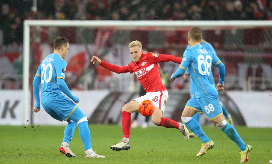 Спартаковец Руслан Литвинов сражается с игроками «Наполи». Фото: Global Look Press