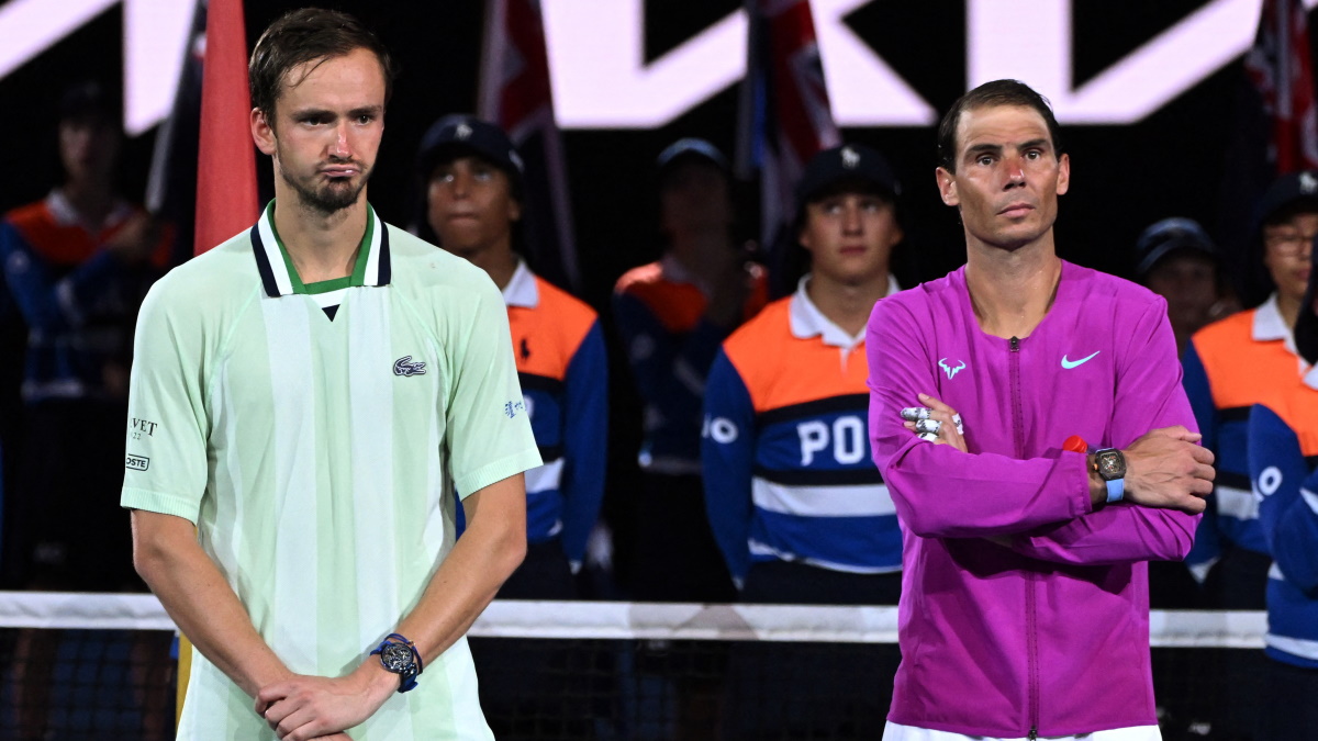 Даниил Медведев, Рафаэль Надаль после финального матча Открытого чемпионата Австралии-2022. Фото: REUTERS