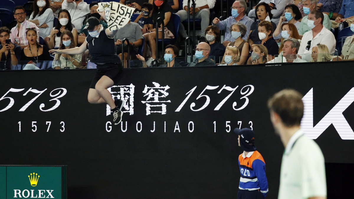 Фанат падает на землю за Даниилом Медеведевым во время финала Австралиан Опен - 2022. Фото: REUTERS