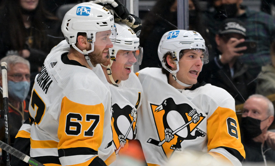 Нападающий «Питтсбург Пингвинз» Евгений Малкин принимает поздравления от партнеров команды. Фото: Reuters