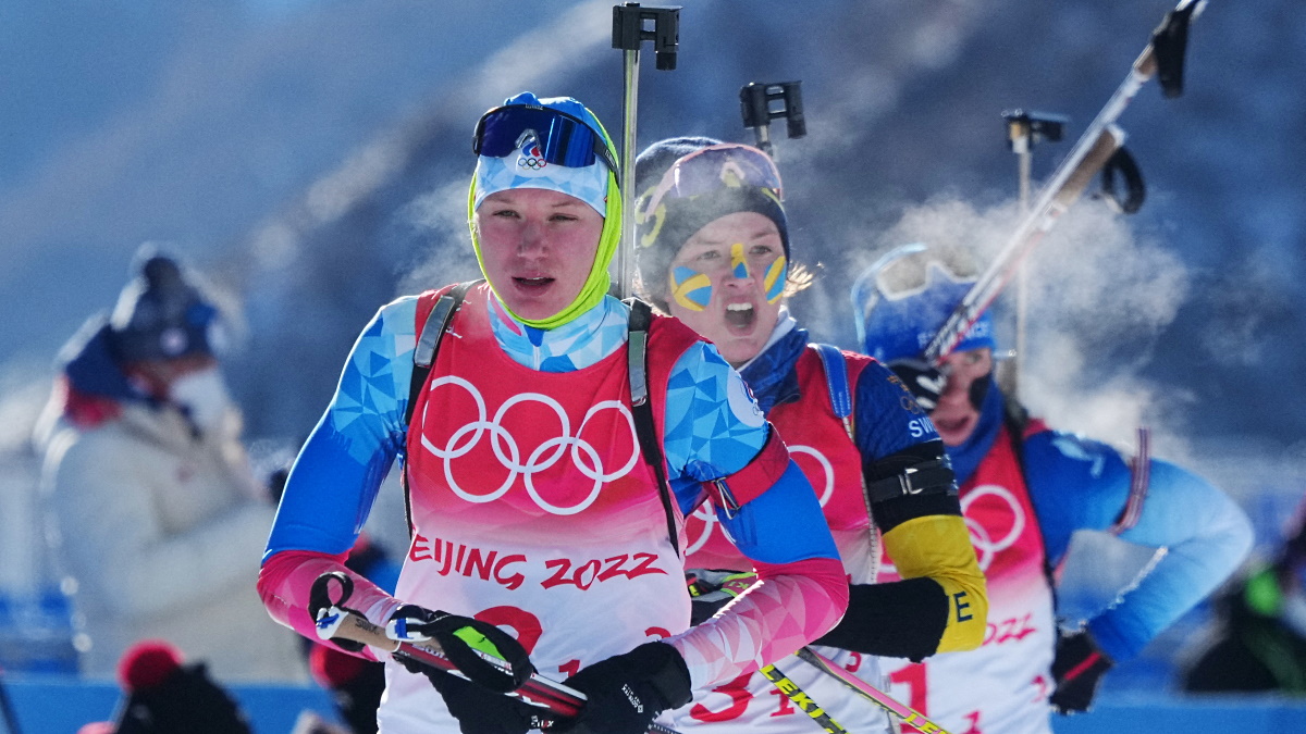 Ирина Казакевич приезжает на рубеж во время олимпийской эстафеты. Фото: REUTERS