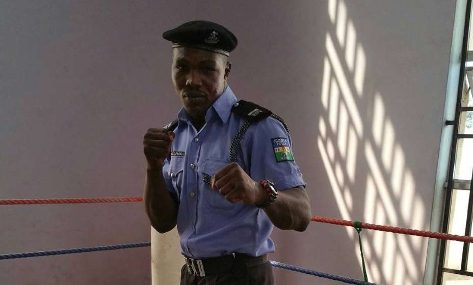 Офицер полиции из Африки Оланреваджу Дуродола к бою с Магомедом Исмаиловым готов. Фото: Инстаграм Оланреваджу Дуродола