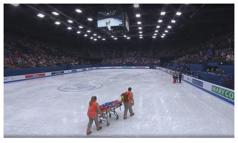 Эшли Кейн-Гриббл увезли с катка на носилках. Фото: Скриншот