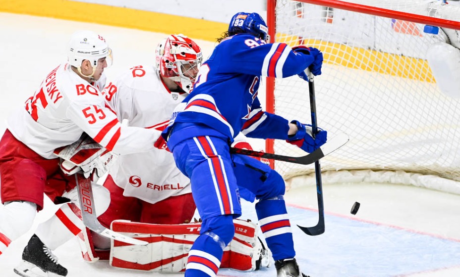 СКА забрасывает шайбу в ворота «Спартака». Фото: ХК СКА