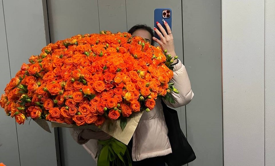 Загитова пока вся скрылась за букетом. Фото: Telegram-канал Алины Загитовой