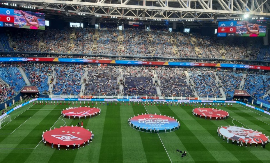 Певица МакSим выступила перед началом матча за Суперкубок России по футболу. Фото: Андрей Вдовин, КП Спорт