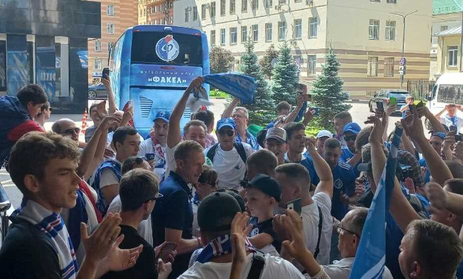 Главный тренер «Факела» Олег Василенко (в центре) – кумир воронежских болельщиков. Фото: Дмитрий Темников