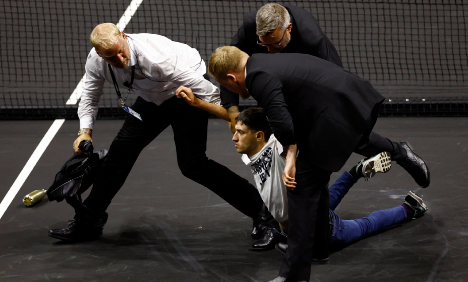 Неизвестный поджег себе руку во время матча Кубка Лейвера.
Фото: Reuters